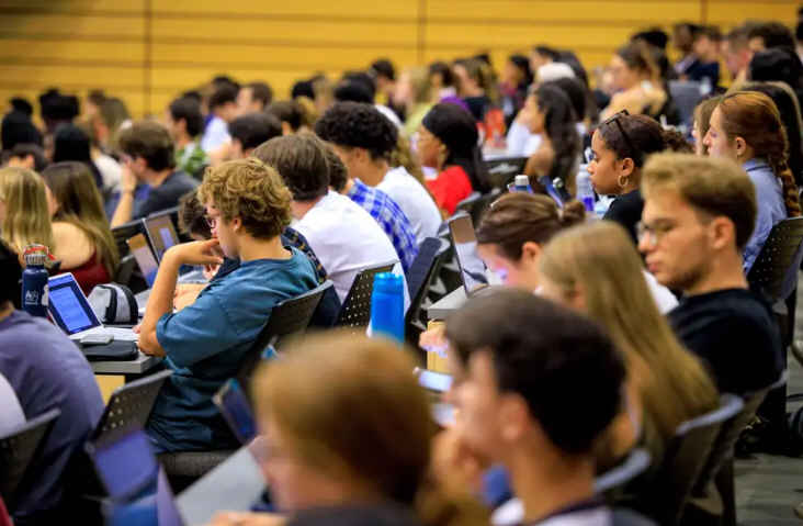 魁省大学国际学生入学人数暴减  各学府归咎于移民法规收紧