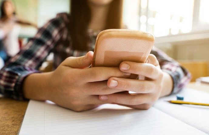 调查：手机禁令在私立学校成效显着