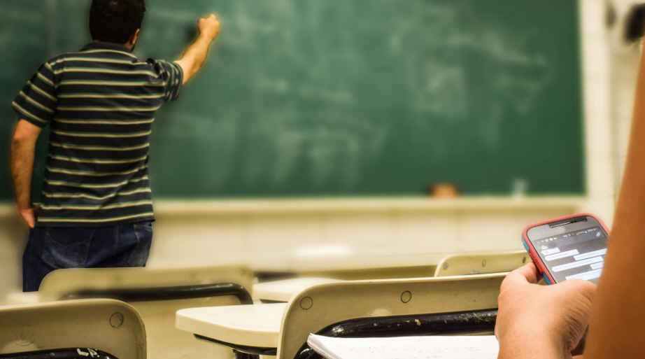 魁省新学年全面禁止使用手机   教育部长有信心学生将适应