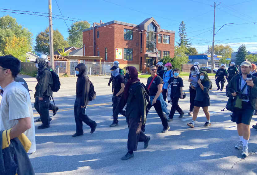 游行悼念15岁少年被南岸警员射死   要求警察佩戴随身摄像机