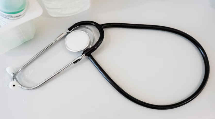 不满医生薪酬改革法案   魁省4所医学院学生投票发起罢课
