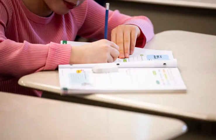 魁省私立学校家长要求退还疫情期间部分学费  工会批评集体诉讼“荒谬”